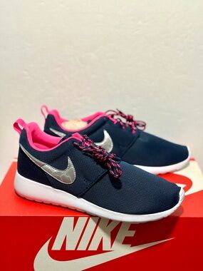 Nike Navy and Hot Pink Mesh Athletic Sneakers with Silver Swoosh women’s size 7.